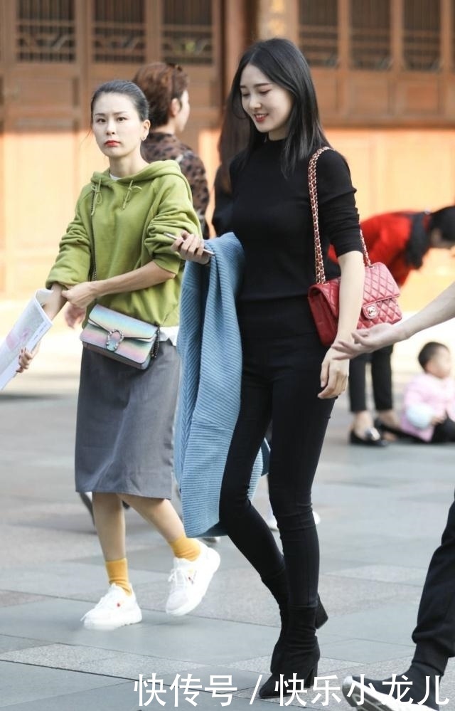  【条纹】街拍：小姐姐少女感十足，搭配黑白条纹针织衫，特别惊艳