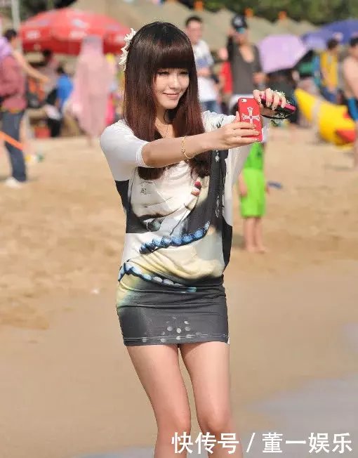 清纯小姐姐海边大胆自拍,短裙裹不住的美