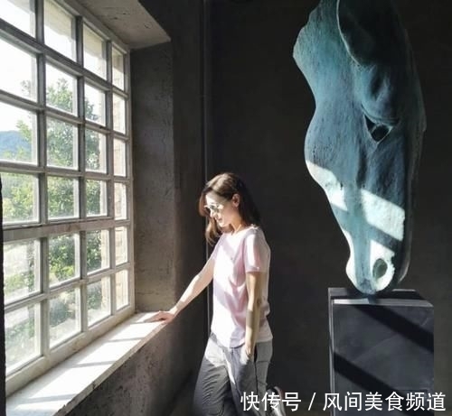 条蓝色■衬衫配紧身牛仔裤，模特身材不像孩子妈，49岁李嘉欣疑复出开工