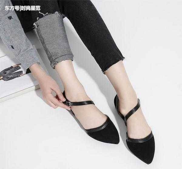 红色缎面尖头鞋搭配连衣裙衬托出清新气质