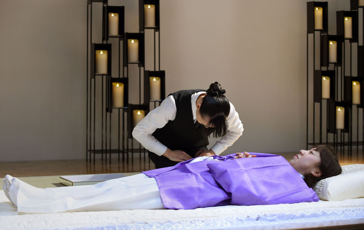 实拍日本的 殡葬博览会，女入殓师现场为逝者化妆穿衣
