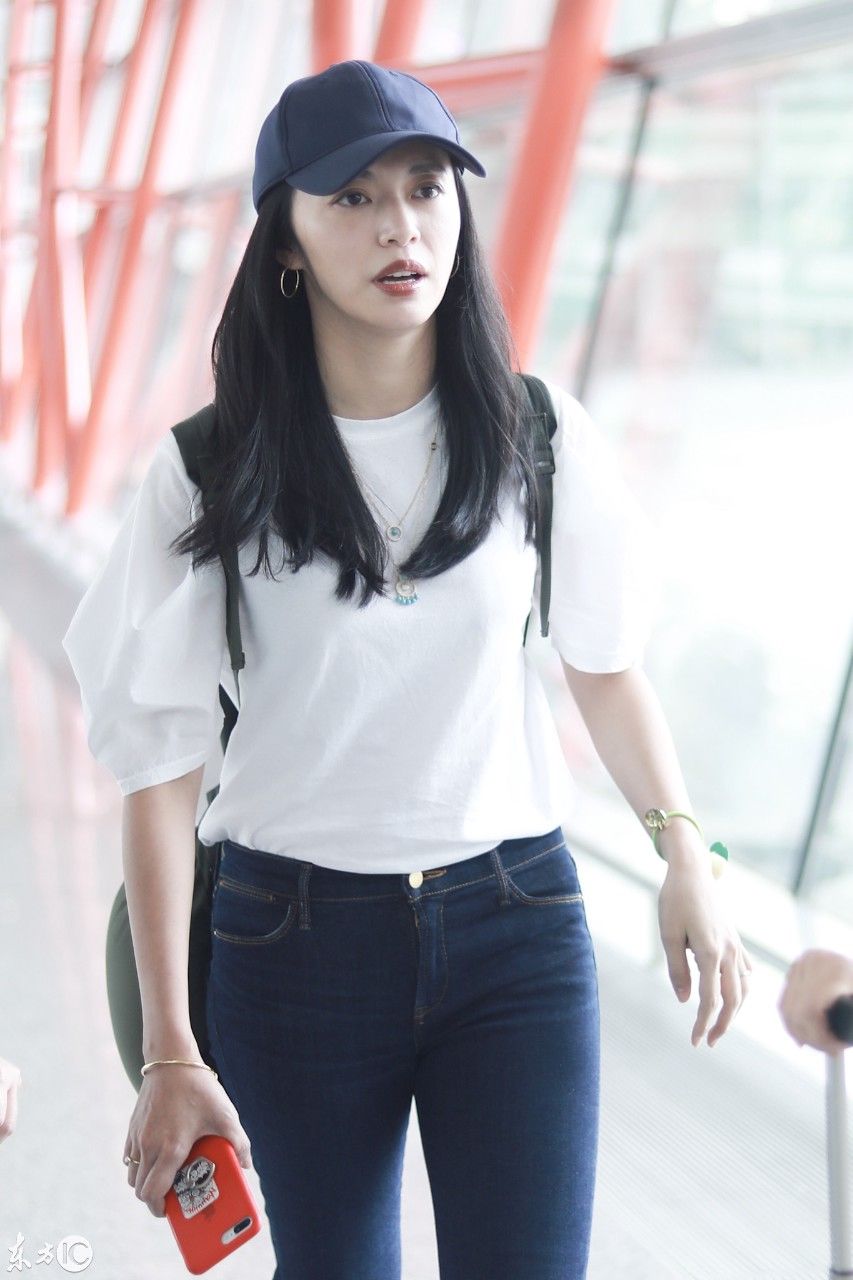 姚晨戴棒球帽穿白色T恤搭配深蓝色牛仔裤现身机场皮肤白皙