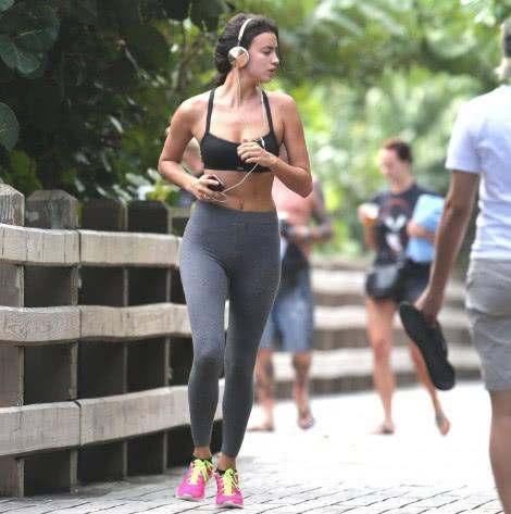 C罗旧爱分开多年，依旧喜欢健身，上街瑜伽装显身材