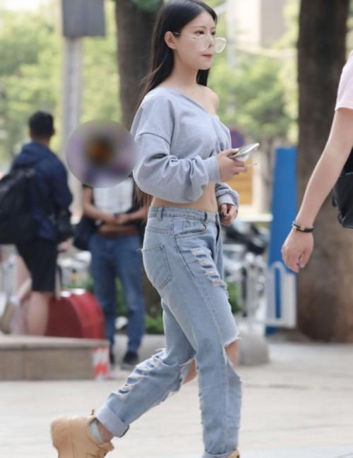  「小姐姐」时尚性感美女，漏肩装惊艳四方，破洞牛仔裤也是大胆