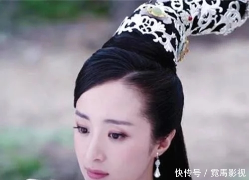  『吐血』女星发型歪歪扭扭的古装，杨紫差点雷到吐血，赵丽颖最好看