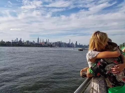 比伯的新女友让人嫉妒，看完她的衣品我闭嘴了