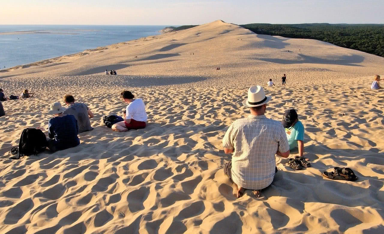 这个沙滩还会抢地盘，每年移动5米，至今已吞掉240公顷森林