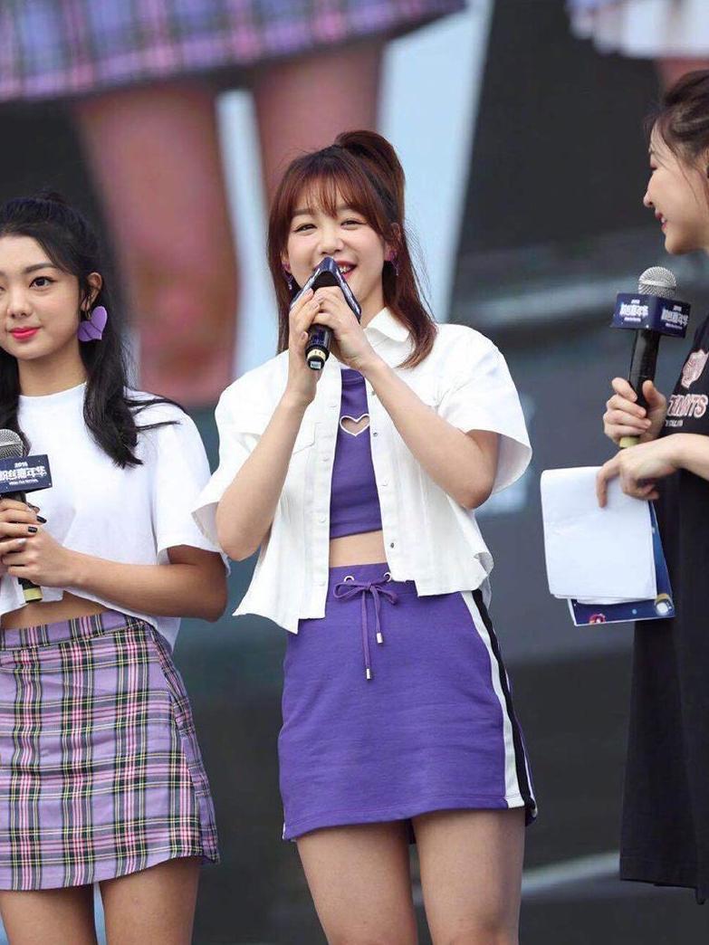 火箭少女7人同台, 穿短裙热裤秀身材, 网友: 青春无敌!