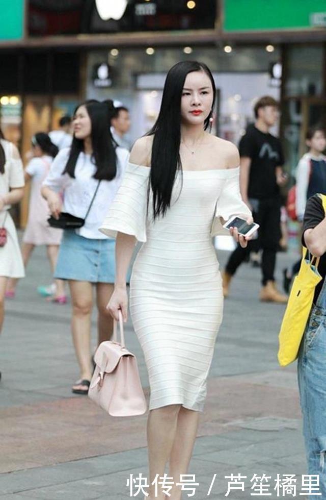 #身材#路人街拍,小姐姐穿粉红色的百褶连衣裙,十分漂亮
