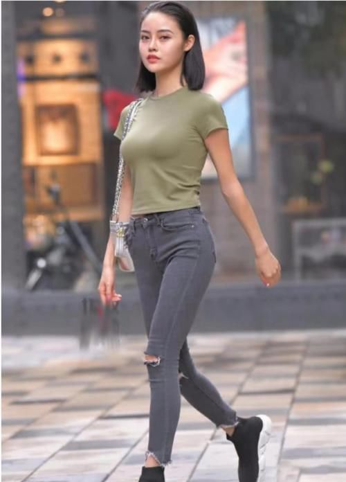  位小姐姐@“兔子嘴”的破洞牛仔裤，猫步女神的街头美装，网友：爱了！
