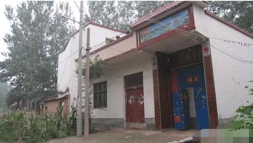  相关@农民在自家院子里养猪，合法吗？为什么？