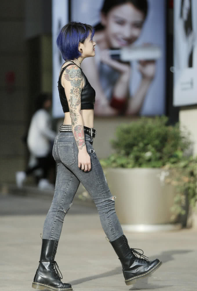 清纯甜美的小姐姐,纹身很霸道,小巧精致的抹胸才是吸睛的重点