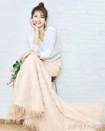 32岁江疏影真会“装嫩”，白色连衣裙秒变18岁，一般人驾驭不了!