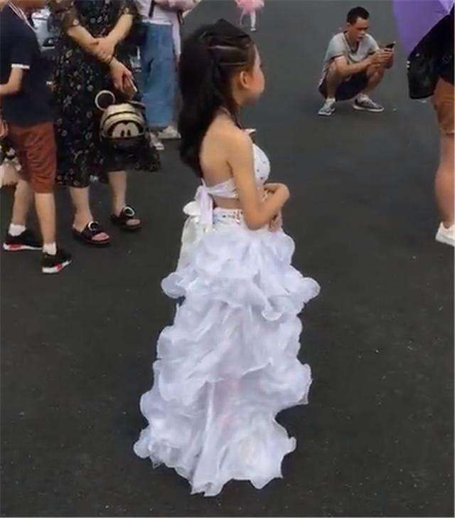 8岁小女孩被邀请当伴娘, 没想化妆后惊艳众人, 新娘却尴尬了