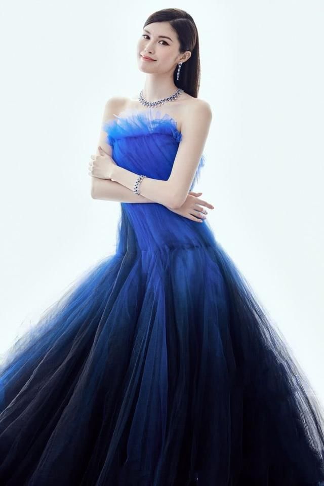 何穗穿渐变色抹胸裙，皮肤白到反光，网友：这气质简直了！