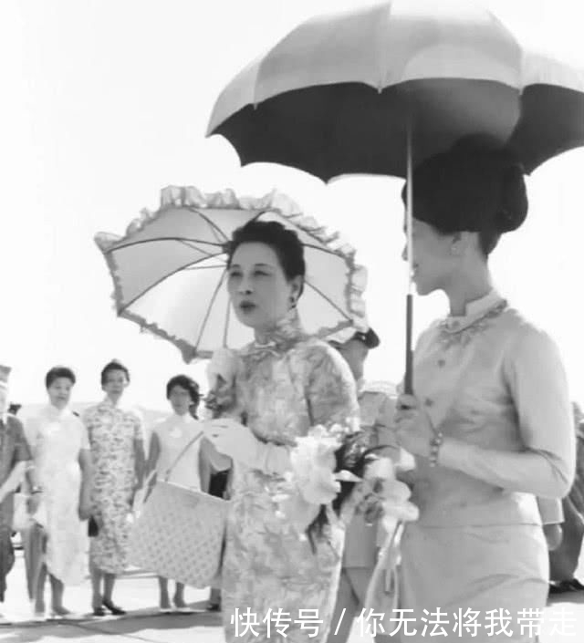 『赫本』诗丽吉撑“小洋伞”漫步,风情卓越比肩赫本,宛如油画美人在世!