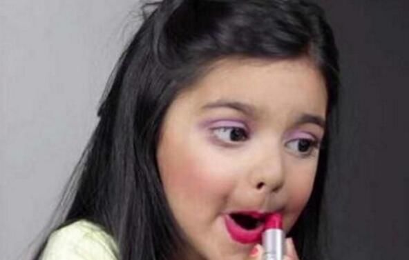 4岁小女孩化妆技术逆天，抹眼影打粉底让阿姨们都自愧不如