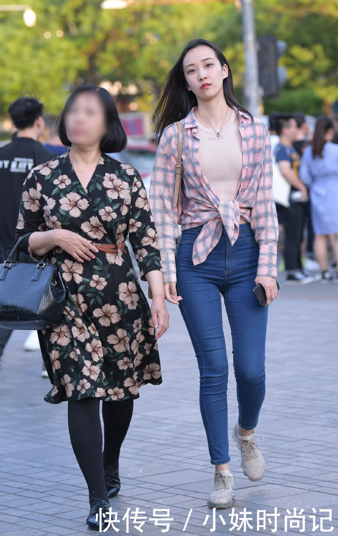 轻松|街拍:穿牛仔裤让你摆脱路人感, 轻松秀出自己潇洒个性的一面