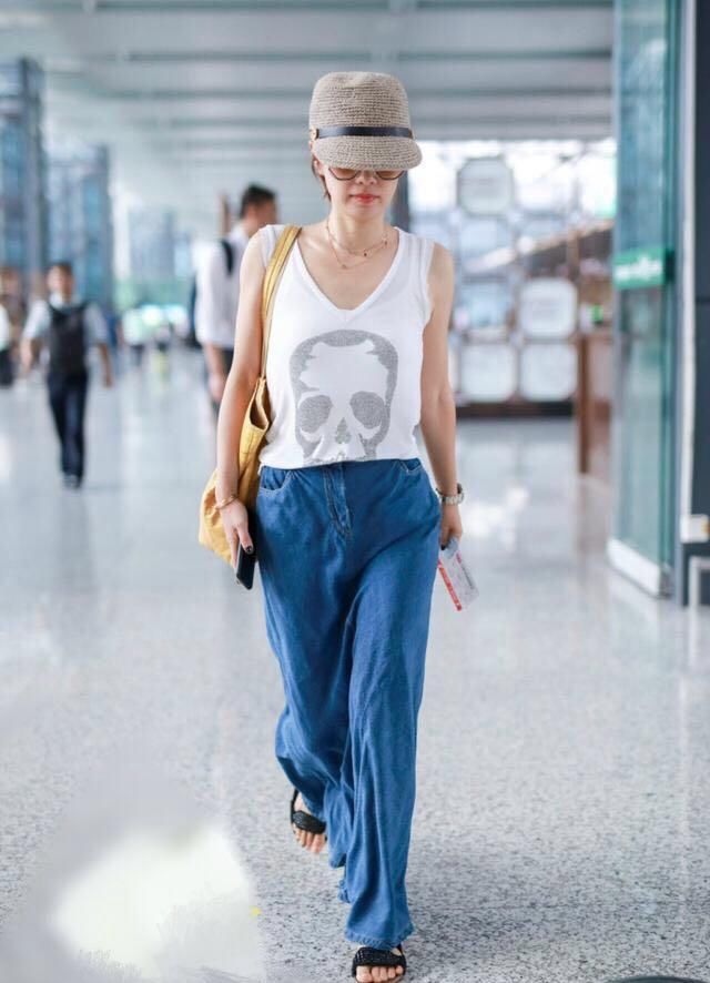 马伊琍又穿背心走机场，仅仅换了一款短裙，却格外好看了！