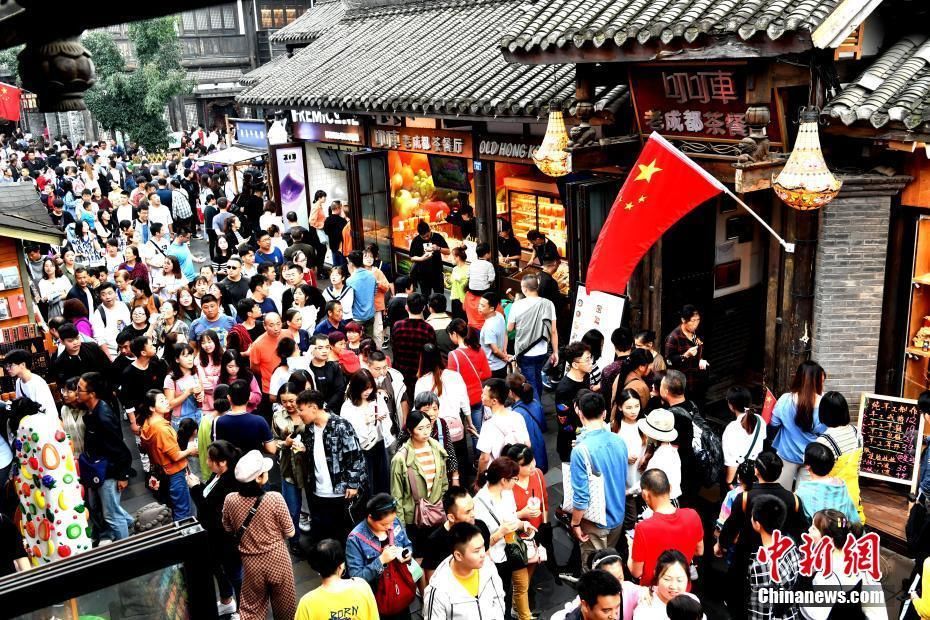 国庆假期 多地景区迎来客流高峰