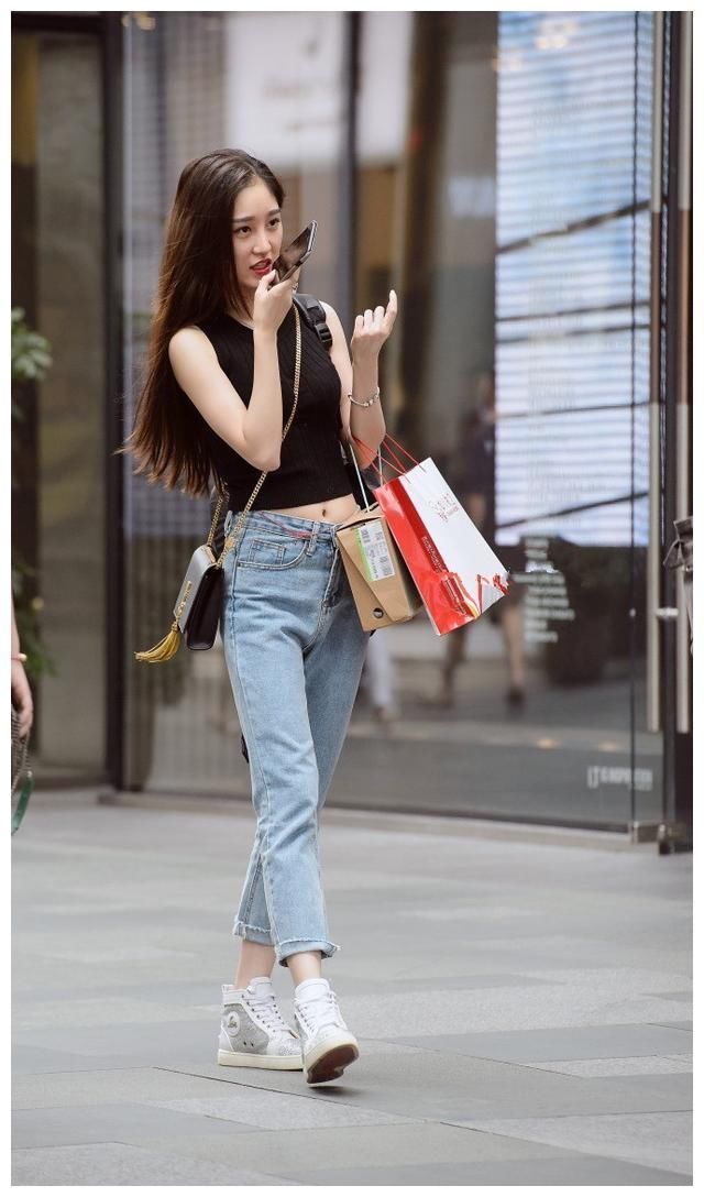 街拍:图1玲珑身段，图4青春时尚，图6性感低胸蕾丝吊带妩媚撩人