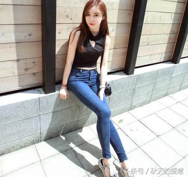 阳光朝气的牛仔裤美女，秀出苗条身材，魅力气场十足！