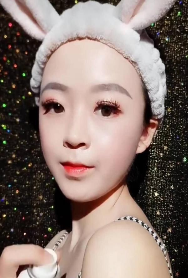 00后少女秀逆天化妆术,妆前黑如包青天,妆后白的发亮