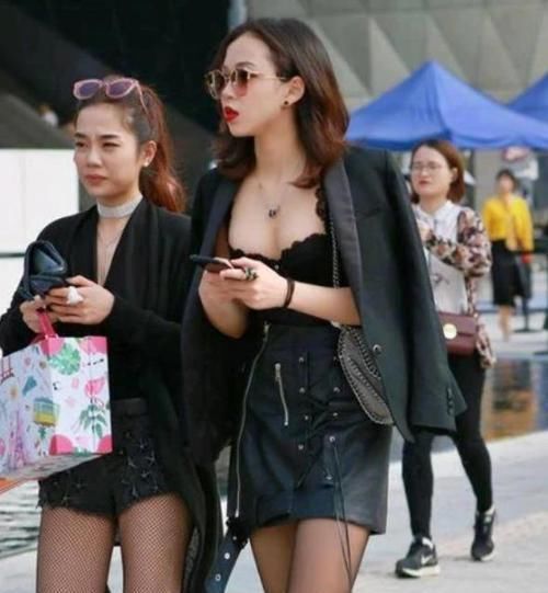  美女：美女时尚街拍：丰姿绰约的美女，一条棕色的吊带连衣裙，时尚魅力女人味