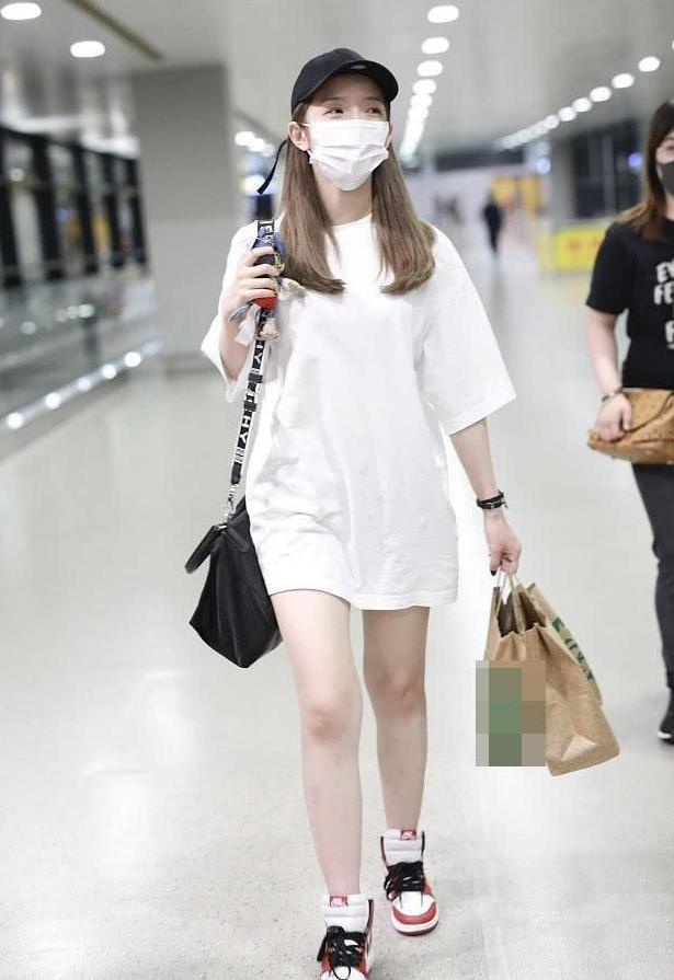 孟美岐戴口罩眼部憔悴, 白色T恤当裙子穿, 网友: 上演下半身诱惑!