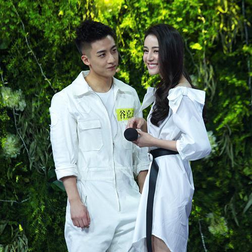 热巴穿着一身魅力的连衣裙亮相现场，却火了凉鞋，网友一致要同款