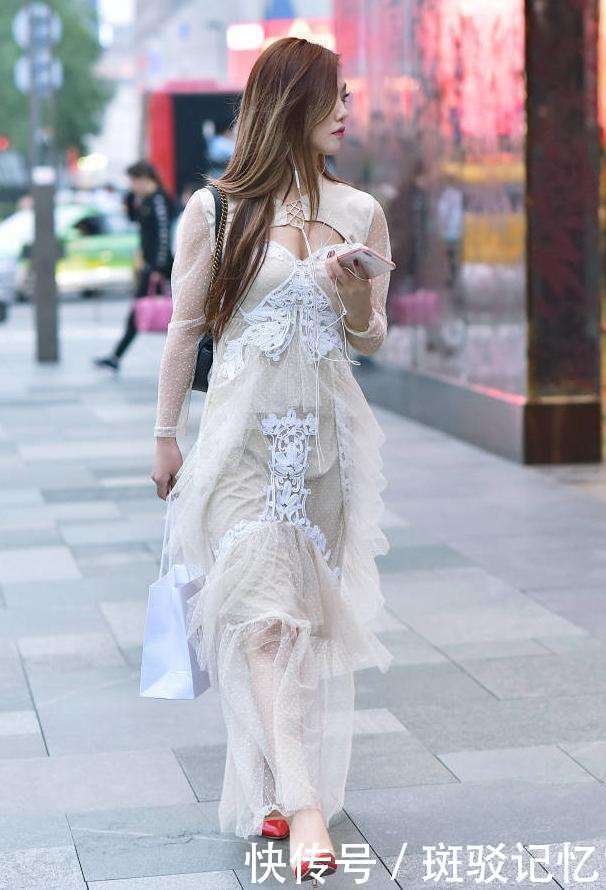 街拍：图五顽皮又可爱的小姐姐，露脐衫配短裤，青春靓丽又张扬