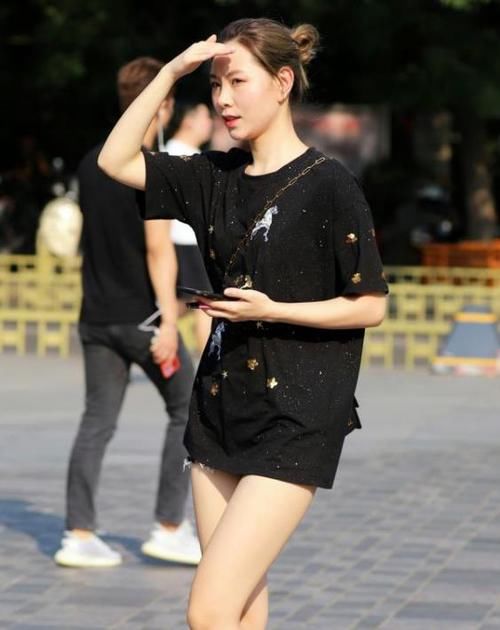  [小姐姐]街拍：丹唇外朗的美女，一条浅蓝色连衣裙，时尚优雅气质迷人