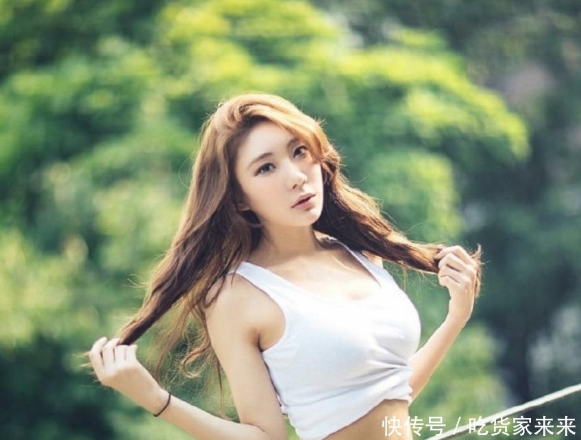  【展现】美丽少女够气派，时尚服装助她展现完美腰身比例