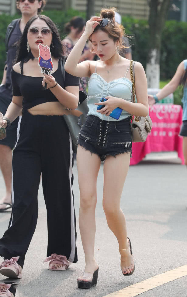 气质小姐姐淡蓝色吊带装裹出完美好身材，感觉一扯就断，闺蜜就如