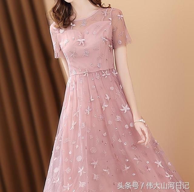 连衣裙无论何时都是时髦洋气，千万不能错过这些今夏新款，美呆了