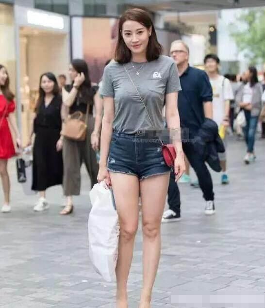 街拍: 少妇和少女区别在哪? 看看图1和图4你就知道了!