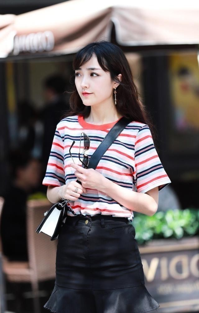 街拍：穿着时尚简约的小姐姐，性感有型又优雅光鲜又靓丽！