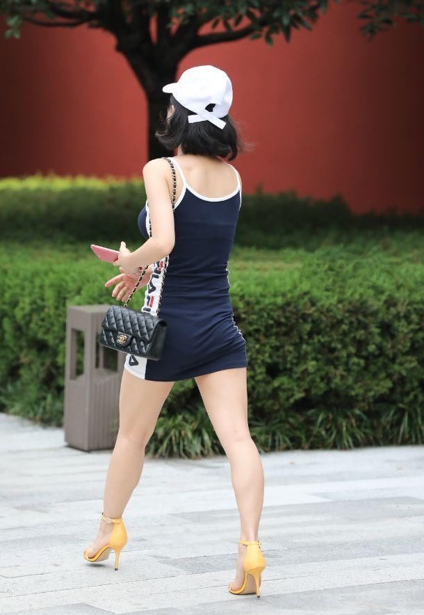 街拍美女:白净的翘臀短发性感美女