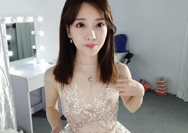 冯提莫这身打扮颠覆以往形象 网友尖叫:清晰得让人害羞!