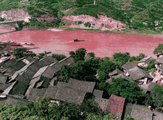 我国最诡异的河流, 一到雨天就变成“血河”周围全是毒蛇, 因一个