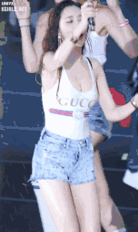 景甜凸出的小肚子衣服都遮不住，体型快和蒋欣一样了