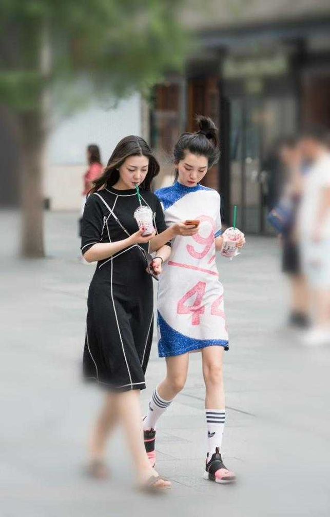 街拍：闺蜜逛街，一个比一个漂亮，她们是街上最靓丽的风景线！