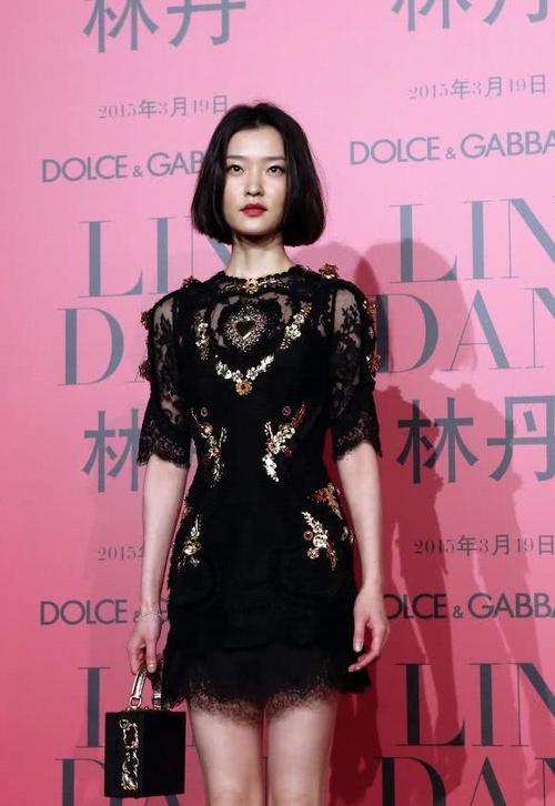 杜鹃不愧是超模，破布当披肩也能穿出高定风，还不学着点！