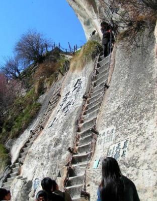  「直达」高铁可以直达五座名山，一座13代帝王都爬过，最后一座更夸张