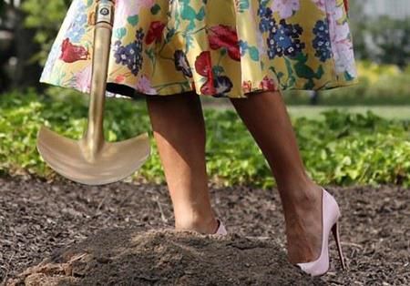 美国第一夫人因高跟鞋被推上风口浪尖，网友：没有高跟鞋见不了人