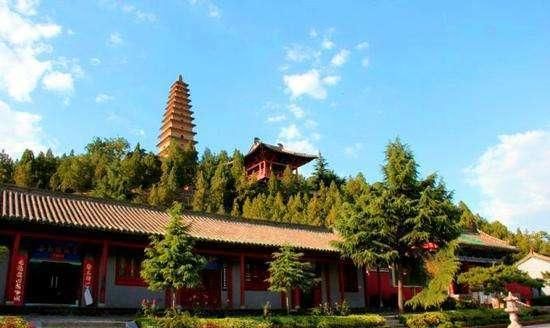 在这座寺庙里却发生过爱情，被人们誉为爱情圣地，更有神秘蛙鸣声