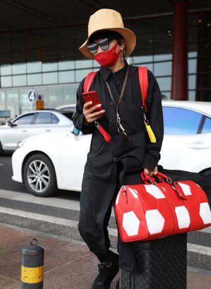 陈志朋又变“人妖”,穿“裙子”搭短裤,网友:大粗腿太出戏