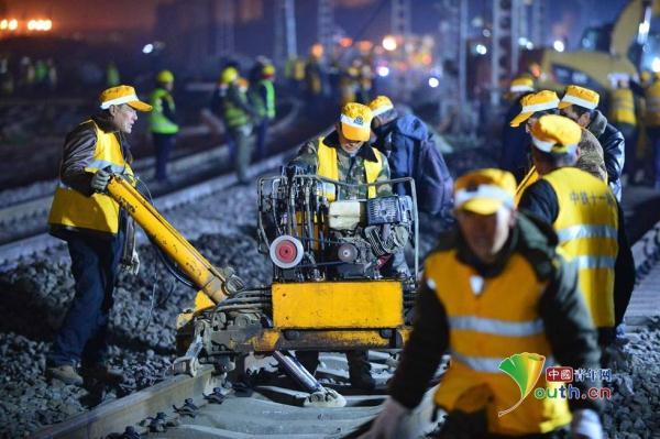 西安站千名工人凌晨上班保春运 完成联锁设备换装