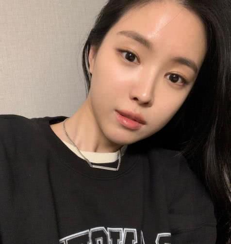  显眼：明星网红都离不开的最爱用美瞳色系！不用画眼妆就显眼大！