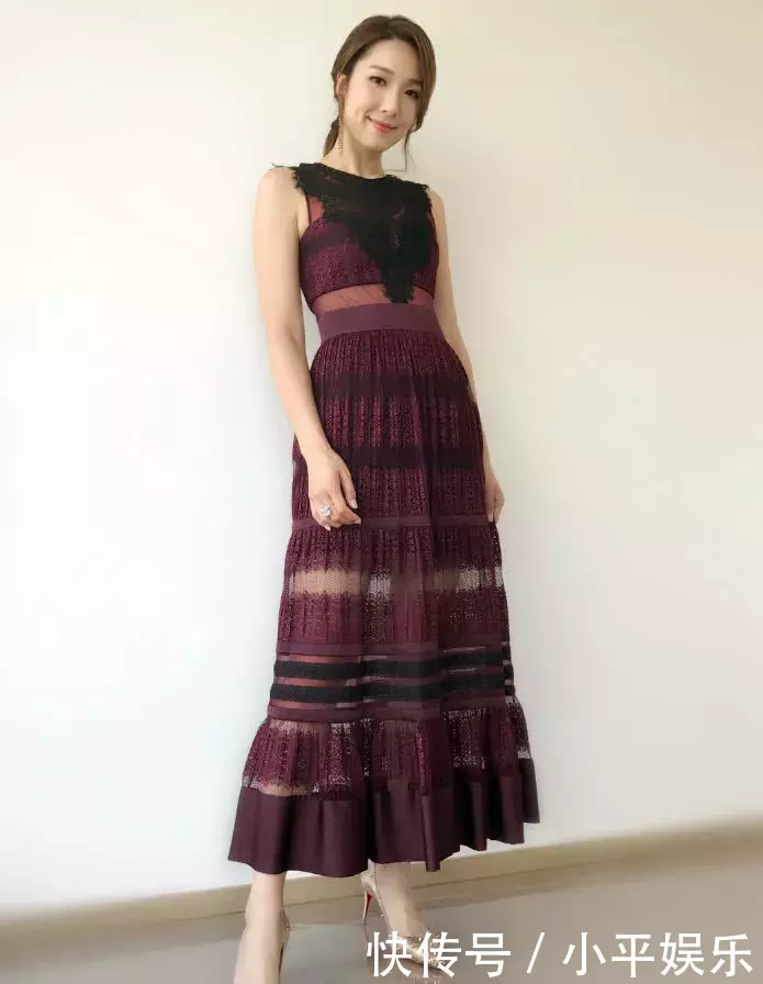 王祖蓝老婆李亚男会穿搭，白裙穿成性感风，也得身材好才能驾驭！
